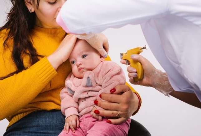 Când îi putem pune cercei bebelușului? Pediatrul ne răspunde