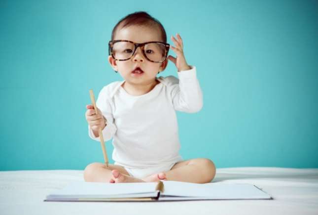 10 trucuri simple prin care să stimulezi inteligența bebelușului tău