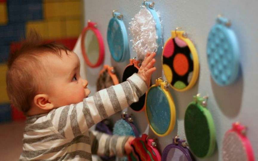 Cum să faci o tablă senzorială pentru copilul tău