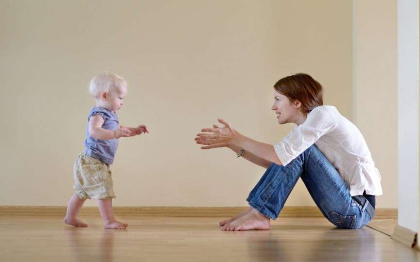 Primii pași ai bebelușului: iată cele mai frecvente greșeli ale părinților