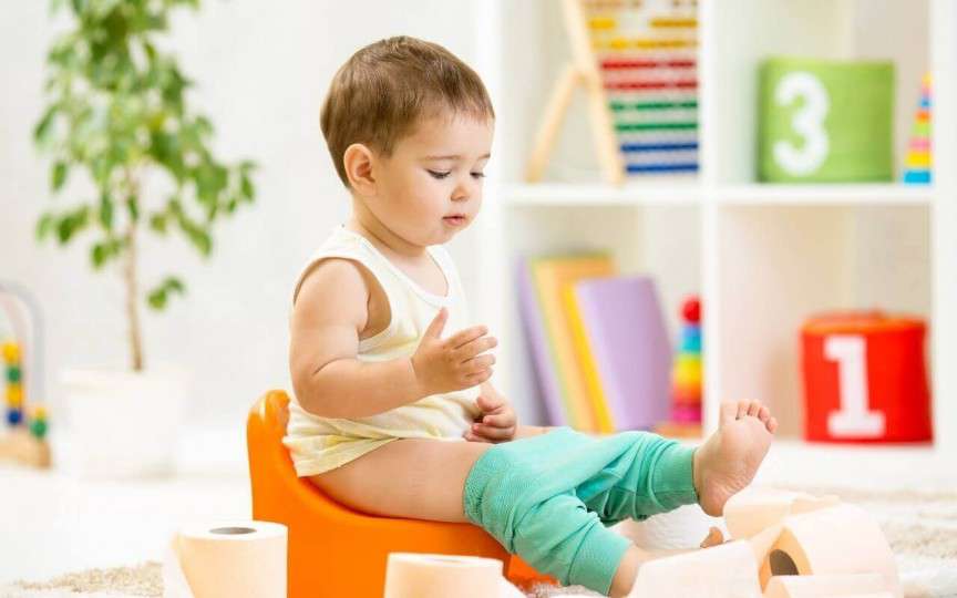 Trucuri testate ca să-l familiarizezi pe cel mic cu olița