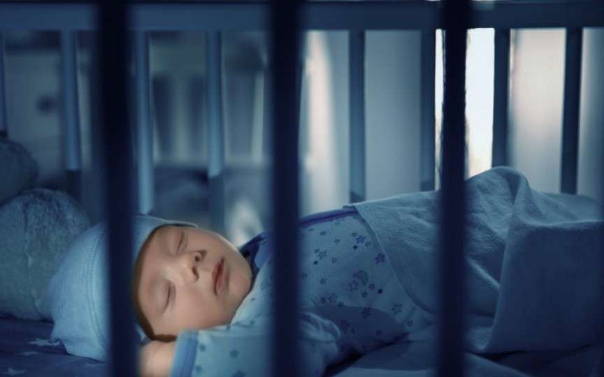 5 motive de ce somnul neîntrerupt toată noaptea al bebelușului ar trebui să ne pună pe gânduri