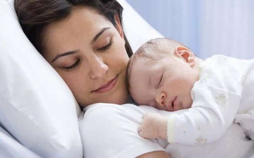 Copiii ar trebui să doarmă cu mamele până la 3 ani, conform specialiștilor
