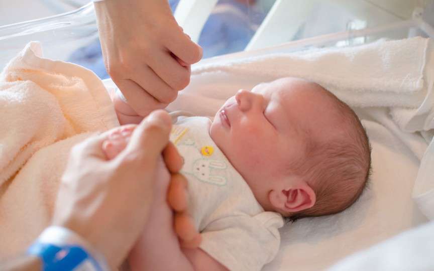 Primele 40 de zile după naștere sunt doar pentru părinți și copil