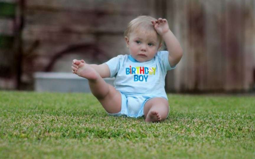 Ortoped: Nerăbdarea mamelor de a pune copiii în șezut poate atrage deformări de coloană