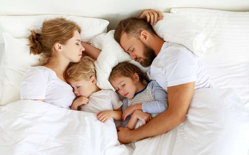 Copilul care doarme cu părinții este mai deștept și mai încrezător în propriile forțe