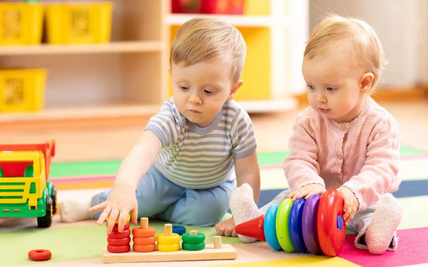 3 moduri eficiente de a stimula inteligența bebelușului prin joacă – recomandări utile pentru părinți