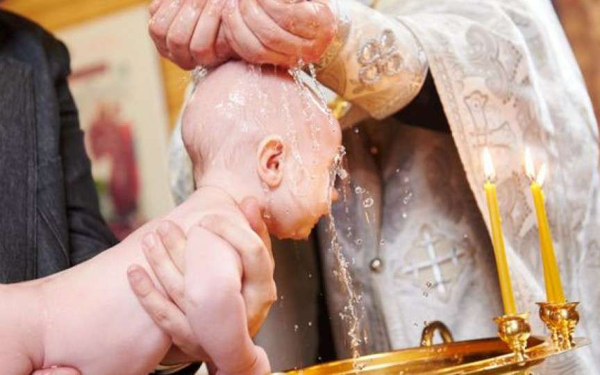 Bebelușul mort după botez înghițise 110 ml de apă. Mărturia șocantă a tatălui