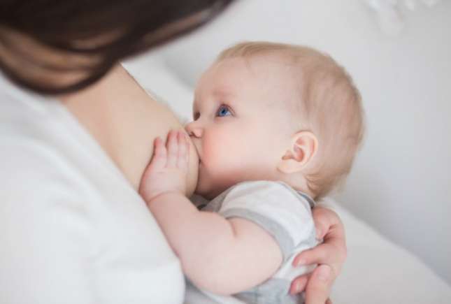 Nu aveţi suficient lapte matern? Specialistul în lactaţie vă poate ajuta