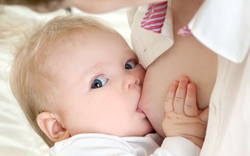Moașă și expertă în alăptare: Alimentația cu program compromite alăptarea