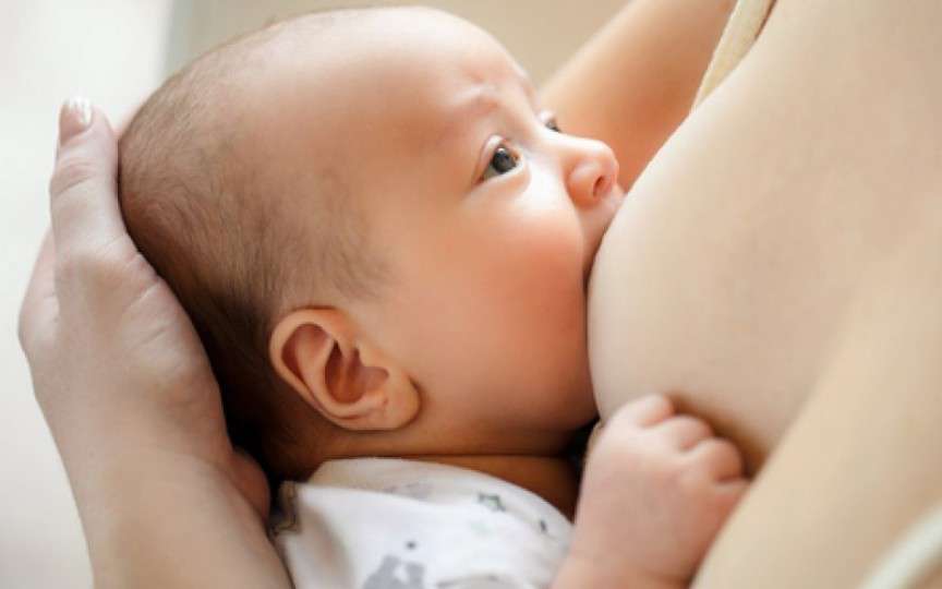 Din ce cauze poate scădea producția de lapte matern