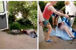 (VIDEO) O femeie a născut în stradă, iar alta filma și critica medicii care au venit cu ambulanța