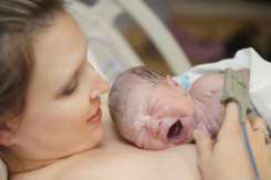 Medic neonatolog despre situațiile care impun separarea nou-născutului de mamă