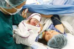 Povestea unei nașteri: Medicul de gardă s-a urcat cu ambele coate pe burta mea și a împins