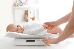 Îți faci griji că vei naște un bebe mare? 4 lucruri de știut despre greutatea la naștere a nou-născutului