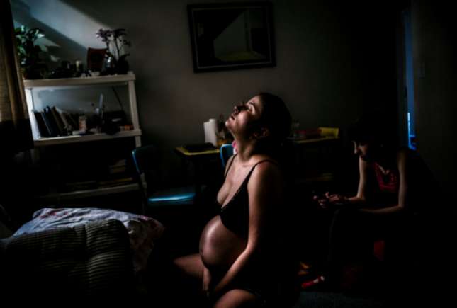 Un fotograf a imortalizat cele mai emoţionante momente ale naşterii acasă