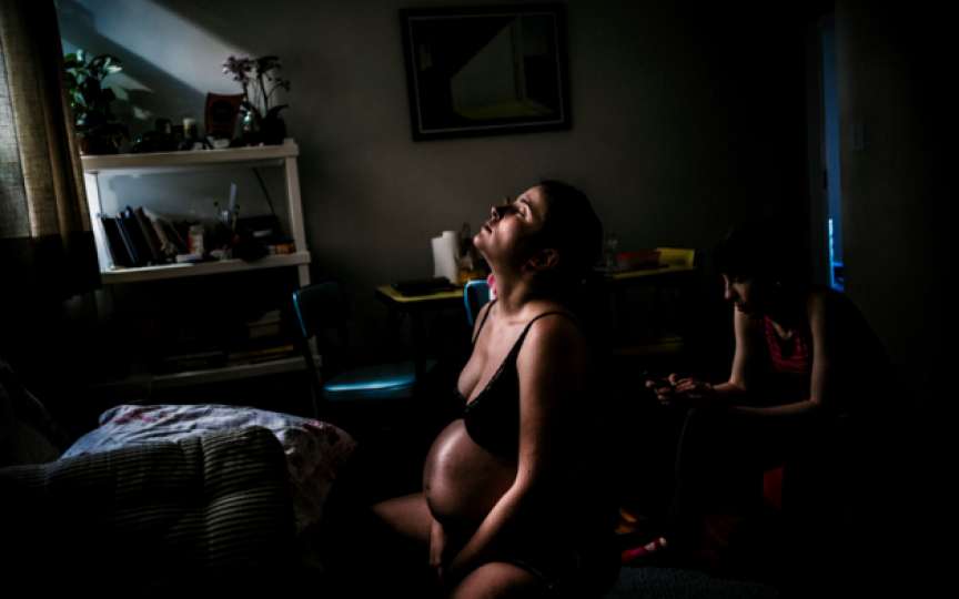 Un fotograf a imortalizat cele mai emoţionante momente ale naşterii acasă