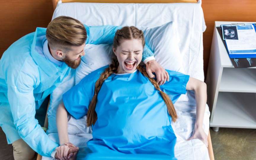 Nașterea poate fi mai grea decât un maraton, însă alergătorul se odihnește, iar mamele încearcă să se descurce cum pot