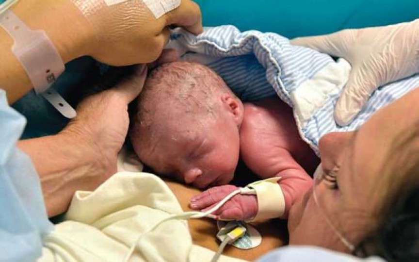 Naștere în pandemie: Când am sunat medicul, mi-a spus că a ieșit la pensie