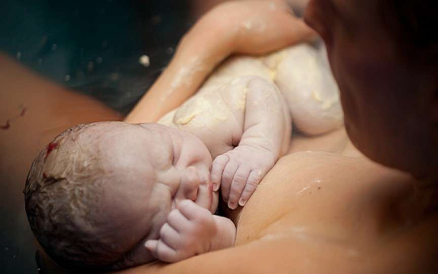 Povestea unei nașteri traumatizante: Bebelușul s-a născut cu clavicula dreaptă ruptă