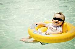 Sfaturi importante pentru zilele când mergi cu copilul la piscină