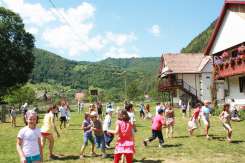 Peste 600 de elevi de la noi se pot odihni gratuit în taberele din România