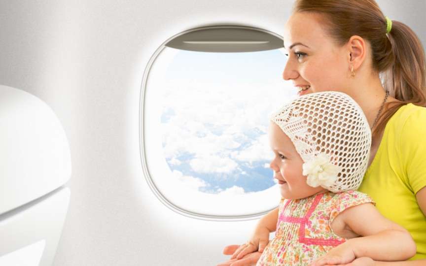 5 reguli simple pe care trebuie să le cunoşti înainte să zbori cu avionul alături de cel mic