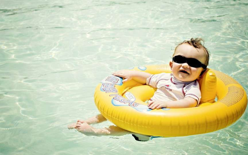 Sfaturi importante pentru zilele când mergi cu copilul la piscină