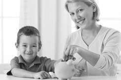 Calcule: Ce salariu ar avea o mamă dacă ar fi plătită pentru că stă acasă cu copilul?