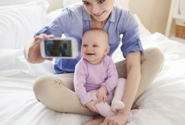 Mamele care postează mereu pe Facebook despre copiii lor sunt depresive