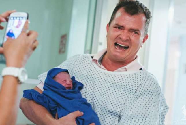 10 imagini emoționante cu tătici care au participat la nașterea copilașilor
