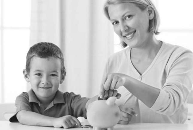 Calcule: Ce salariu ar avea o mamă dacă ar fi plătită pentru că stă acasă cu copilul?