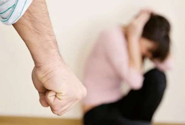 O prezentatoare a rămas fără mai multe contracte publicitare fiindcă a găsit scuze pentru violența în familie