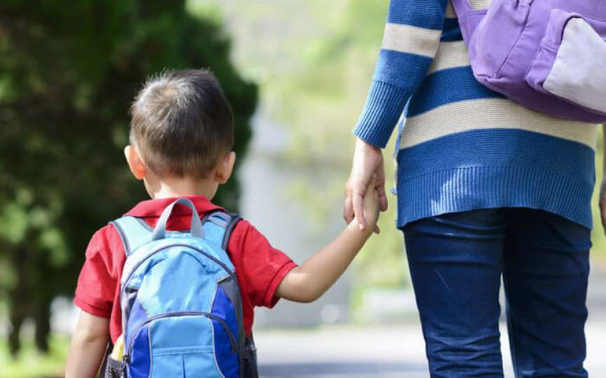Întrebări pe care să le pui copilului când vine de la școală