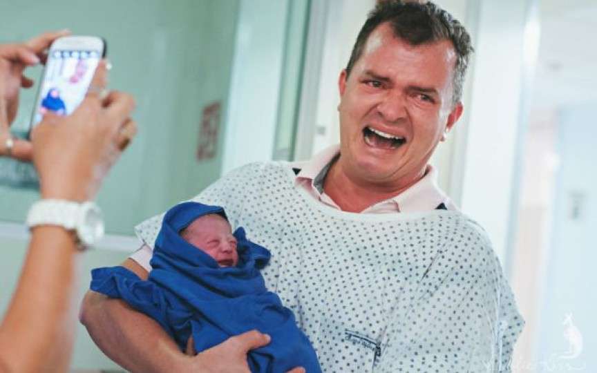 10 imagini emoționante cu tătici care au participat la nașterea copilașilor