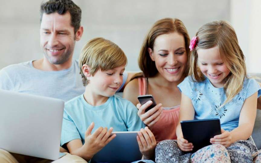 Un pediatru atenționează părinții privind riscul gadgeturilor și dependența de acestea