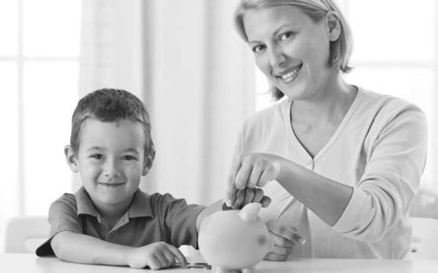 Calcule: Ce salariu ar avea o mamă dacă ar fi plătită pentru că stă acasă cu copilul?