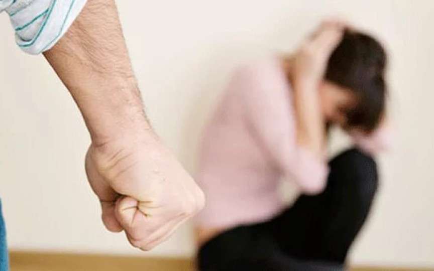 O prezentatoare a rămas fără mai multe contracte publicitare fiindcă a găsit scuze pentru violența în familie