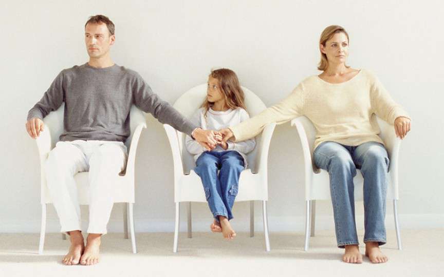 Cum îl afectează pe copil divorţul părinţilor? Ce să-i spunem despre separare?
