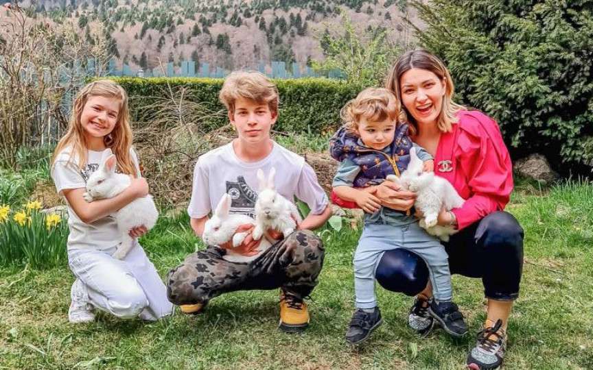 Cum îți înveți copilul să împartă – 5 sfaturi de la Ela Crăciun