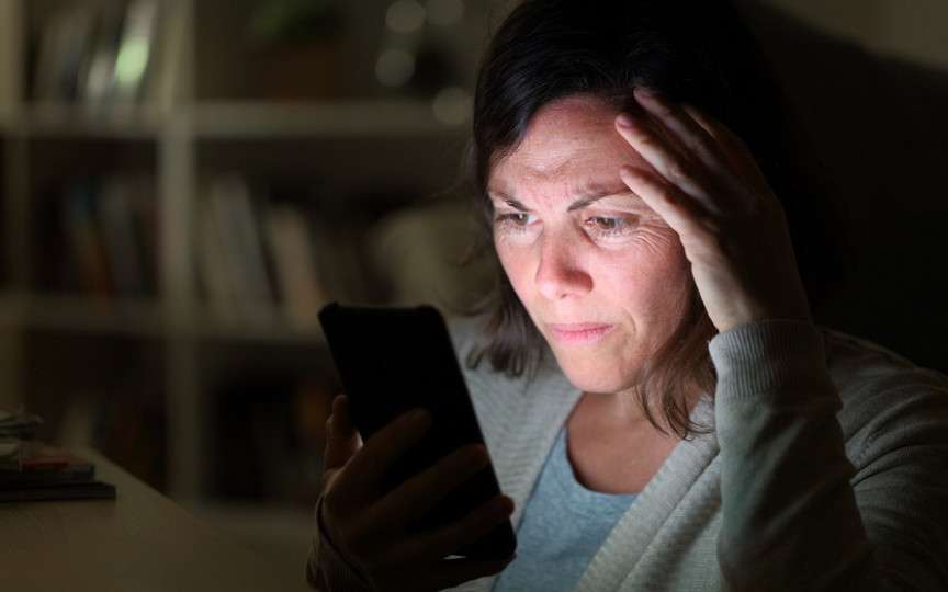 Părinții care sunt dependenți de telefoanele mobile au mai multe șanse să țipe la copiii lor