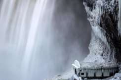 Este atât de rece în SUA, încât cascadele din Niagara au înghețat și arată spectaculos!