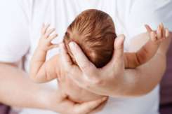 Și-a vândut bebeluşul pe 100 de dolari pentru a cumpăra mâncare familiei