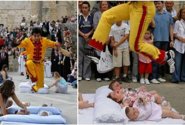 Festivalul la care se organizează sărituri peste copii. Vezi ce semnifică