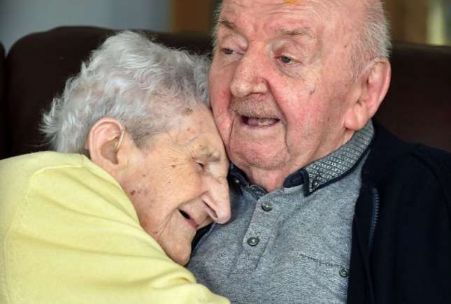 La vârsta de 98 de ani s-a mutat la azilul de bătrâni pentru a avea grijă de copilul său de 80 de ani