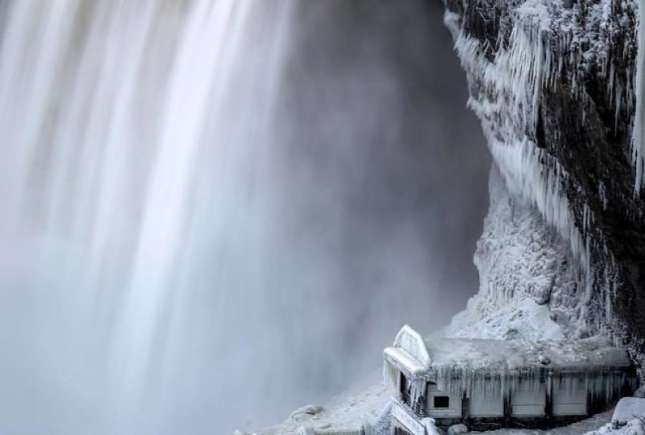 Este atât de rece în SUA, încât cascadele din Niagara au înghețat și arată spectaculos!