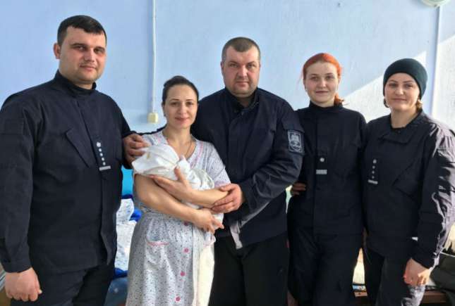 Un polițist de frontieră moldovean – „moașă” la nașterea propriului copil