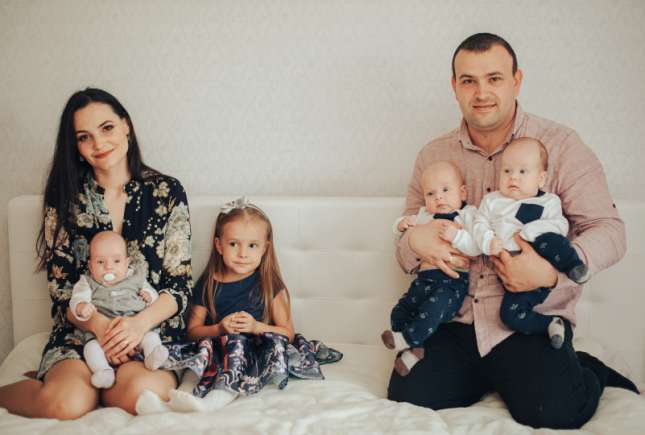 După doi ani de la prima naștere nu putea rămâne din nou însărcinată, iar o simplă procedură i-a adus tripleți. Află povestea Rodicăi Popa!