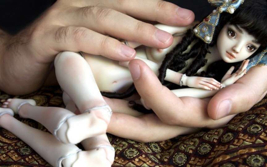 Femeia care creează păpuşi pentru adulţi