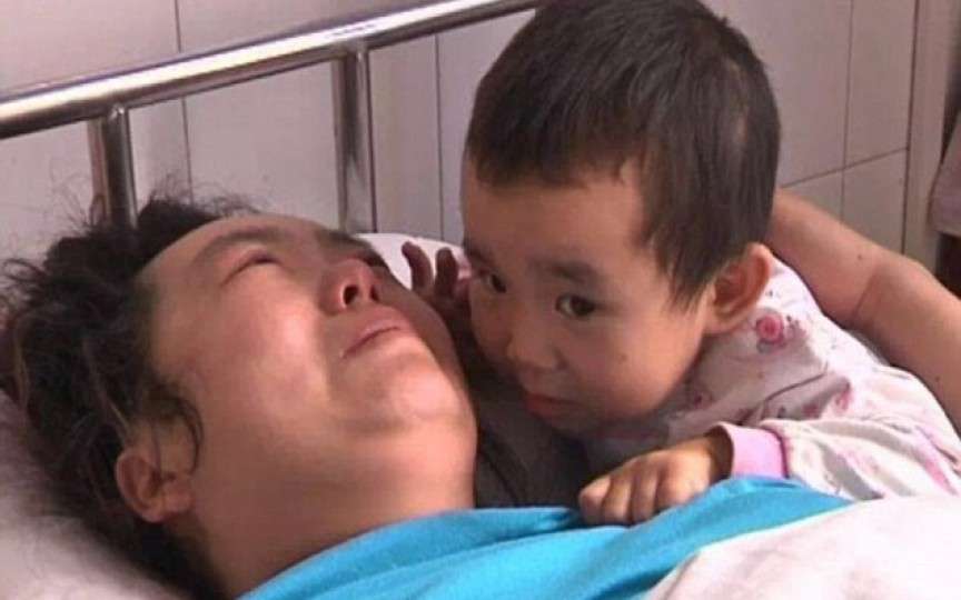 Are doar 3 ani şi îngrijeşte de mama sa